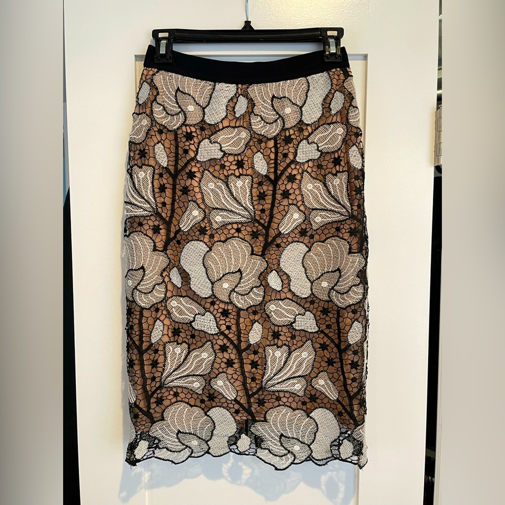 BCBGMaxAzria white & nude pencil skirt embellished with black lace. Size XS.